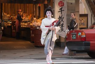 Geisha crossing the street