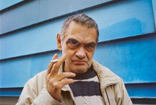 Homme à la cigarette avec fumée dans l'oeil