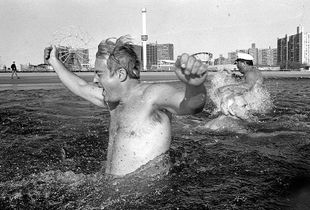 Polar Bear Club, Coney Island, 1990 © Peter Kayafas