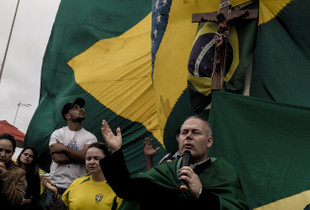 Delirious patriotic mass