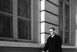 L'homme aux lunettes noires.