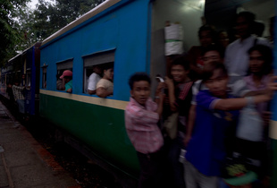 by train to the Yangon´s suburbs