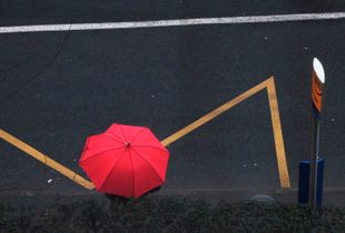 Le parapluie rouge