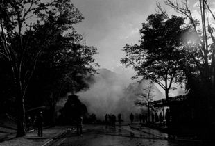 1 - Una delle case di paglia del villaggio è andata a fuoco, c'è già una squadra a contenere il fuoco.