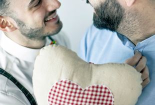 Uno sguardo e il cuore batte.