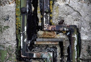 Space between wood and concrete 2