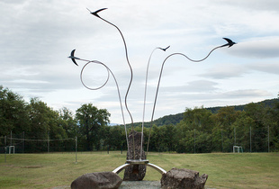 Monument at the entrance of Rondine