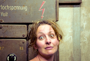 Frau unter Hochspannung