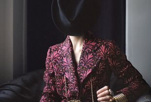 Femme aux chapeau noir, Hommage a Miu Miu © Marie Hudelot