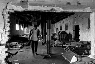 giacigli, tende, tetti sfondati, una parvenza di "casa"