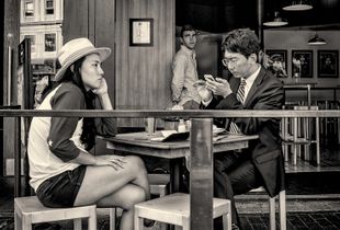 A couple at an outdoor café in Cambridge, MA