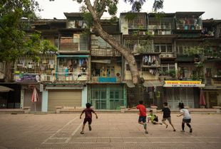 Courtyard Fútbol and Tree in Dong Da, Hanoi, Vietnam.