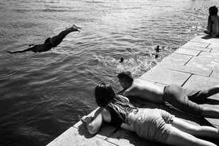Serie 2/5: Aguas Locais ("local waters") -  "Local youth jump into the water to cool off"