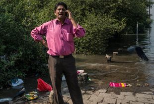 Uomo con la camicia rosa.