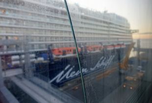 KREUZFAHRER - Columbuskaje | cruise ship - broken glass