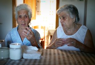 Documentary photography, Portrait, Family, Sisters, Immigration. © Irena Siwiak Atamewan