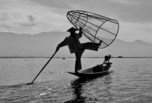 Inle Lake Leg rowing Fishermen!