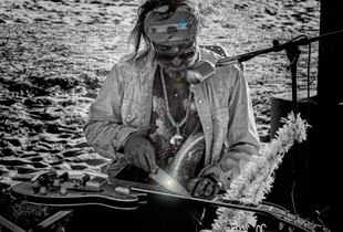 Guitar Knife Player
