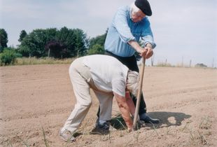 Margret and Walter planting leeks