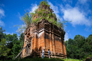 ADF’s archaeologists Dr. Jean-Baptiste Chevance and Sakada Sakhoeun at Kulen’s O’Paong temple. Siem Reap Province, Cambodia.