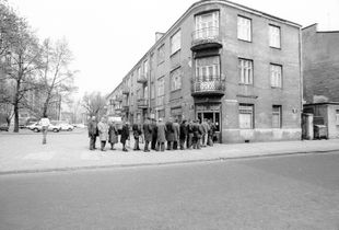 Warszawa. Line for food distribution. 1981