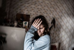 A first and sudden attack of headache strikes Mere. She rarely suffers of such unpredictable assaults and normally she's used to have a series of progressive prodromes. © Riccardo Budini / UnFrame
