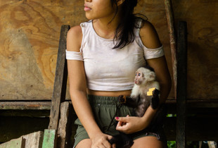 Muchacha Emberá con su mono capuchino.