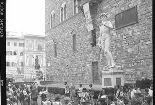 David watching Tourists, Firenze, Italy 2018
