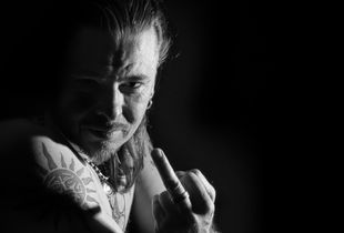 Mike zeigt den Mittelfinger