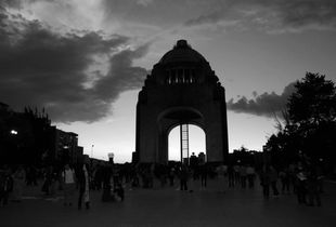 Una gran parte de la población, sobre todo guerrerense, no confía en las autoridades de ningún nivel, por el contrario, el miedo por la represión se hace cada vez más presente. A seis meses de la desaparición de los 43, y con las elecciones locales de junio en todo México, se divisa un horizonte de grandes protestas, a las que el Estado mexicano suele responder con grandes represiones.