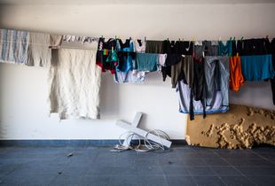 01) Cross, electric cable, mattress with dog marks, laundry