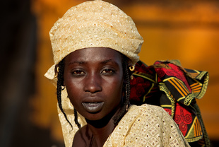 Fulani or peul woman returning from  the market in Mopti - Mali