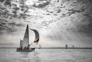 Radiant sailing boat