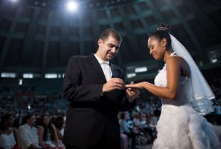 A mass wedding in Rio de Janeiro, Brazil, sealed the union 1900 couples unable to afford the existing documentation costs in the country. The Yes Day - event name - was organized by the Court of the State of Rio de Janeiro. About 2,400 people boarded the free city trains to the Maracanãzinho, sports complex gym Macaranã stadium, final stage of the World Cup 2014.