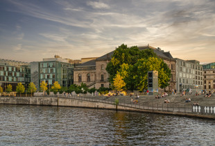Berlin Spree Ufer - Weiße Kreuze