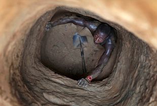 An unlicensed miner is digging a new pit to extract ore containing gold, to be sold and processed in artisanal sites near the village of Dareta. On October 28, 2011, in this very site, four workers died when when a pit suddenly collapsed on top of them. © Alex Masi