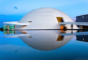 <a href="https://andrewprokos.com/photo/national-museum-of-brasilia-dusk-9361/">Museo Nacional de Brasilia at Dusk</a>