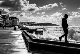 Chassé par les vagues.