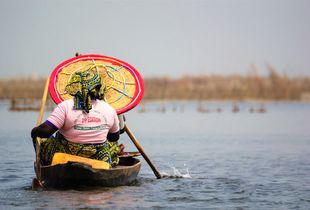 Rowing alone - Ganviè (Benin)