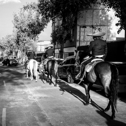 Entre carros a caballo...