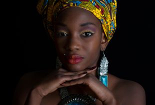Ritratto di ragazza Senegalese con turbante.