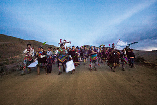 Arrival of one community to Macha.