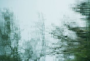 Sounds of silence/Far-off distance   トータルのタイトルはSounds of silenceです。これらの写真は水に映った風景です。つまり、水鏡の写真を逆転して提示したものです。私はこれらのシリーズ写真を撮影する上で、光と影そして、水に映る瞬間と水の流れによるものをカメラという機械装置でその時間（シャッタースピード）で描く絵を表現しています。つまり、私は、自然風景を、自然の川や湖などの水を見てその光と影で絵を描いていると言いたいのです。それは、写真的であり、また、photoであると言いたいのです。