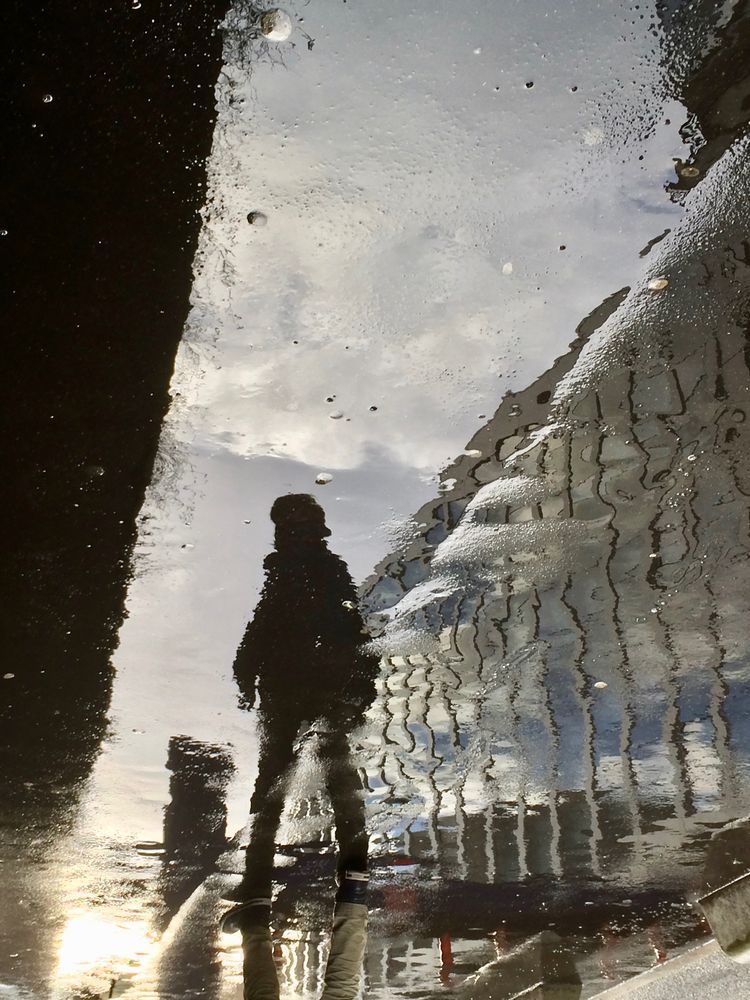 "Reflets, flaques et caniveaux"