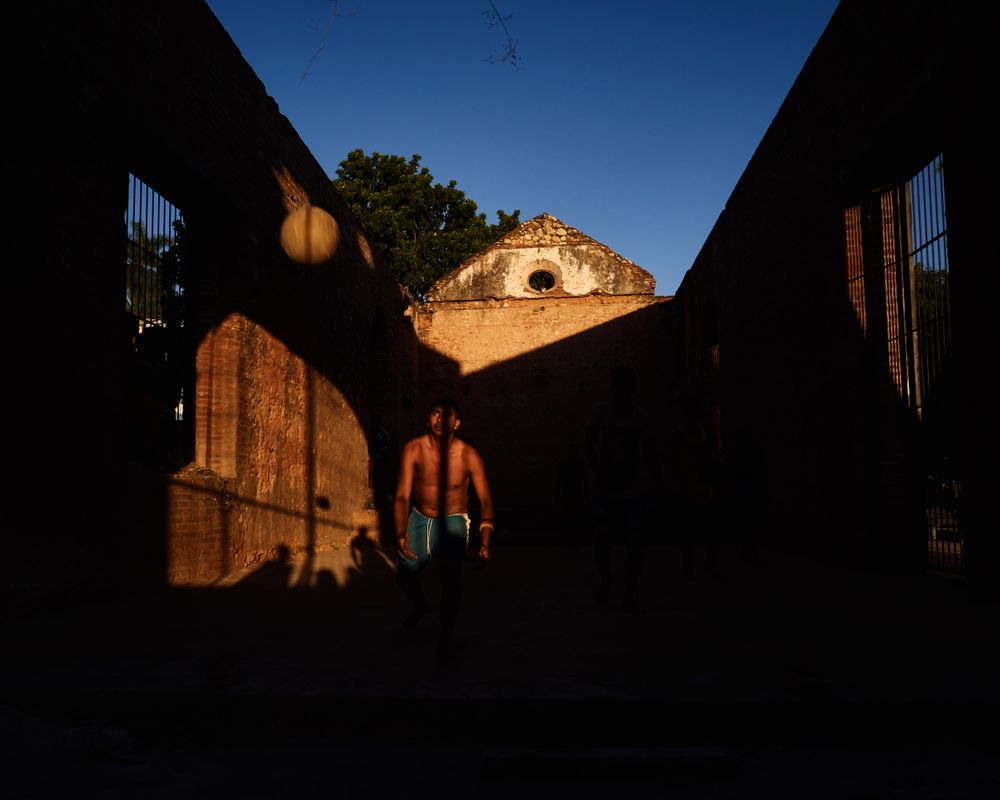 Eyes in the Shadow/ La Sombra en los Ojos 