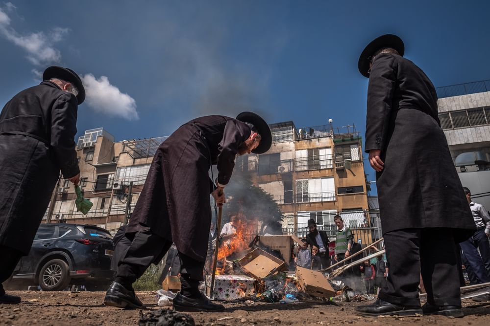 Doron Margulies Burning of the Chametz at Passover eve. LensCulture