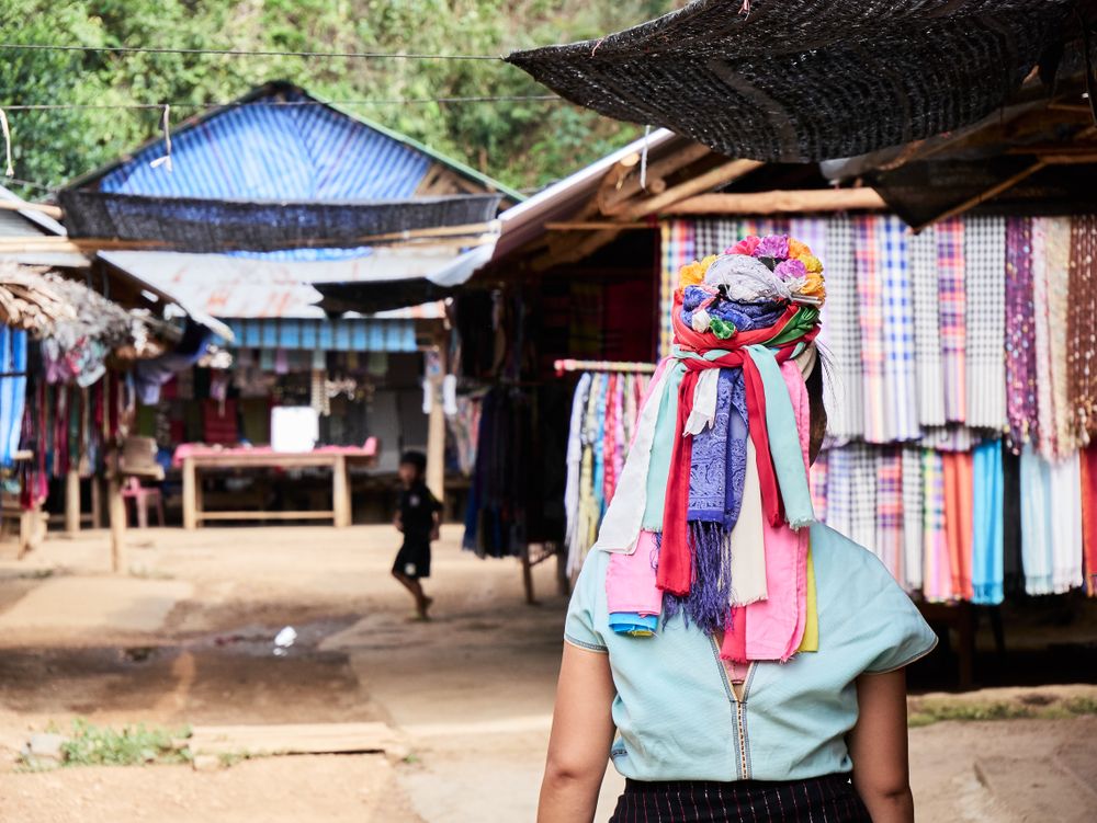 The long neck tribes: attraction or reality? 