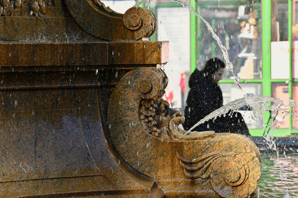 Once upon a time there was a woman waiting at the fountain