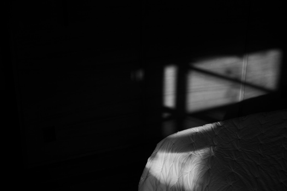 "Chasing the confined light"