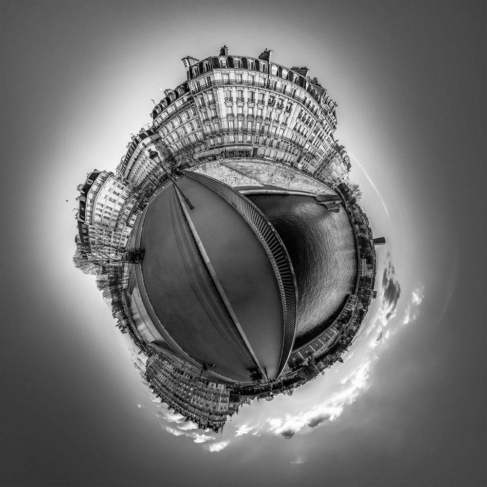 Tiny Planet-sur-Seine / Black & White